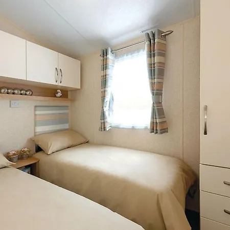 Robin Hood Caravan Park פארק נופש *